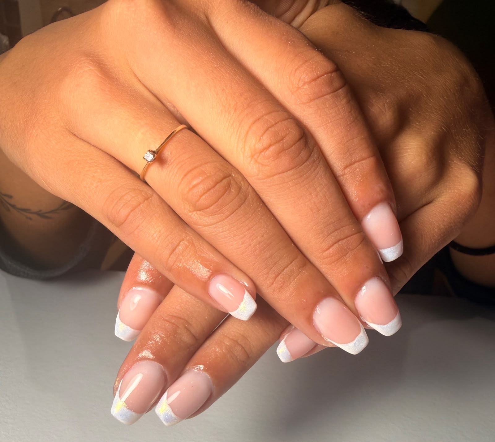 Fotografia real de unhas com acabamento de banho em gel