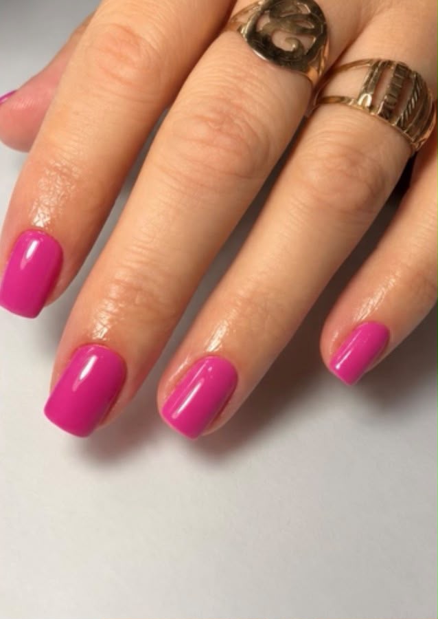 Fotografia real de unhas em esmaltação em gel na cor rosa